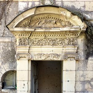 Château médiéval détail fronton porte des Pavillons Dorés