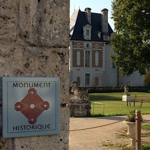 Panneau Monument historique sur fond de Pavillon Béthune