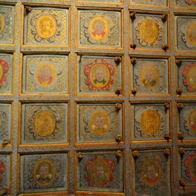 Détail du plafond en résille qui compte 162 caissons