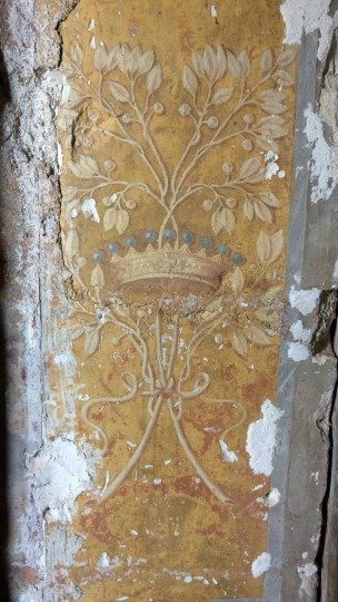 pavillons-dores-peintures-murales-couronne-comtale Peintures murales du XVIIe siècle situées dans les Pavillons Dorés du château de Selles sur Cher