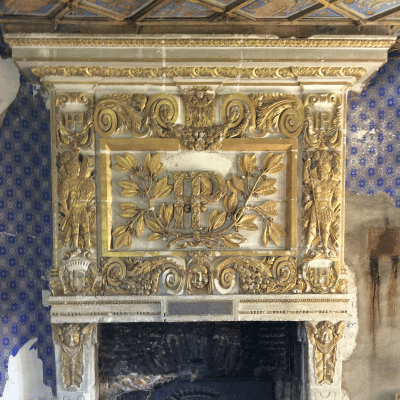 La cheminée dorée du cabinet de travail de Philippe de Béthune dans les Pavillons Dorés